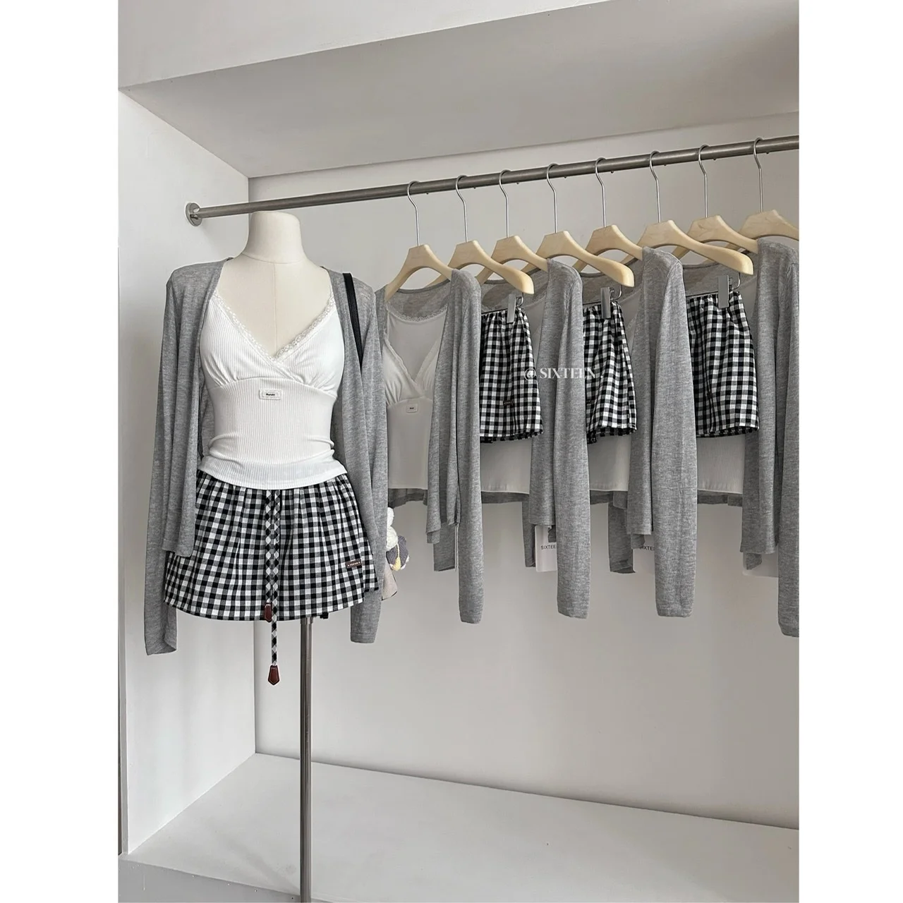 Lin Summer V-Neck Strap Vest Breathable Sun Protection Open Cardigan Plaid A-Line Elastic Waist Skirt Pants Set Women's Fashi...
Lin Summer V-Neck Strap Vest Breathable Sun Protection Open Cardigan Plaid A-Line Elastic Waist Skirt Pants Set Women's Fashi...