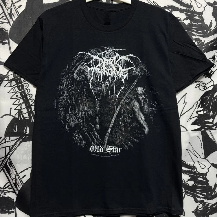 Gildan с коротким рукавом Darkthrone Band Peripheral Темный металл Мужская и женская летняя футболка из хлопка в европейском и американском стиле в стиле рок
Gildan с коротким рукавом Darkthrone Band Peripheral Темный металл Мужская и женская летняя футболка из хлопка в европейском и американском стиле в стиле рок