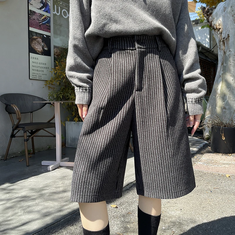 Auutmn Winter New Women Striped Shorts Knee Length Loose Casual Retro Capri Pants Elegant Wide Leg Shorts Black Coffee
Auutmn Winter New Women Striped Shorts Knee Length Loose Casual Retro Capri Pants Elegant Wide Leg Shorts Black Coffee