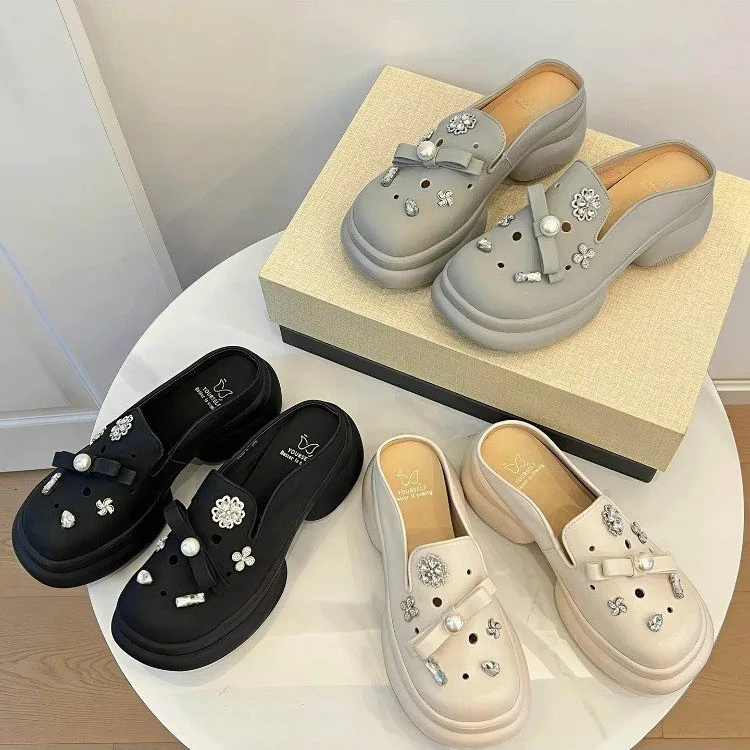 Women Platform Mule Slippers Hollow Out Sandals 6‑8cm Chunky Heel PU Leather Rhinestone Bow Decor Closed Toe Casual Shoes
Women Platform Mule Slippers Hollow Out Sandals 6‑8cm Chunky Heel PU Leather Rhinestone Bow Decor Closed Toe Casual Shoes