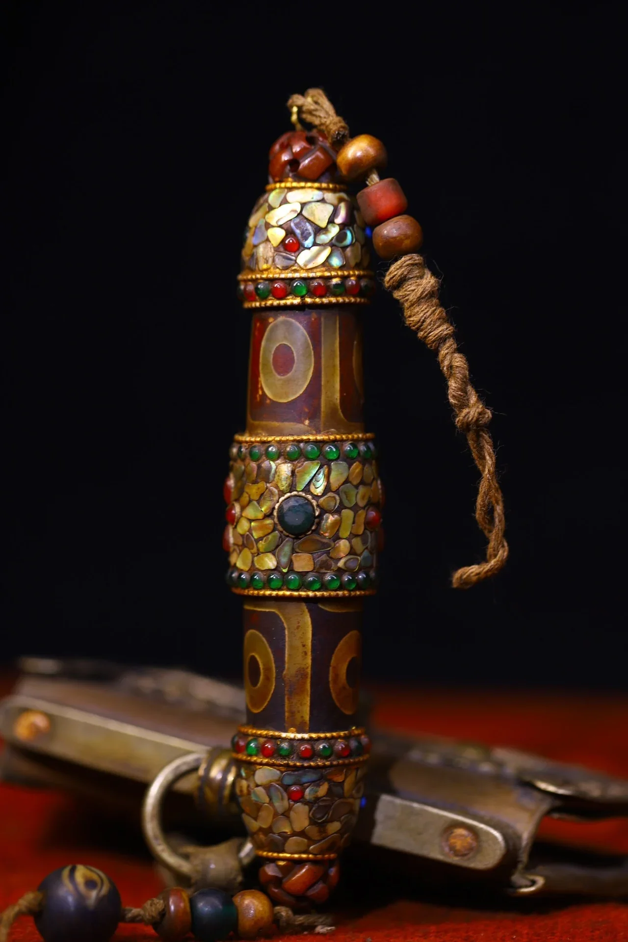 6"Tibetan Temple Collection Old Natural Agate Filigree Mosaic Gem gZi Beads Shell Buddha Beads Amulet Dharma Town house
6"Tibetan Temple Collection Old Natural Agate Filigree Mosaic Gem gZi Beads Shell Buddha Beads Amulet Dharma Town house