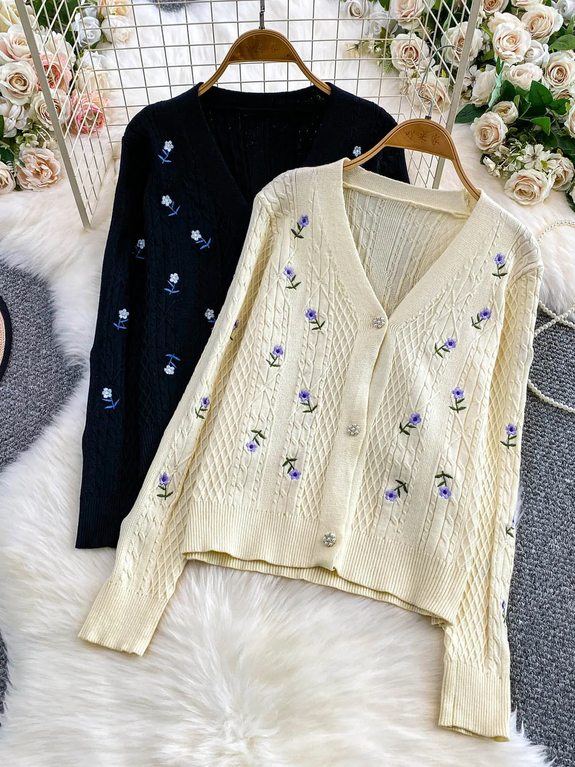 Милый трикотаж с v-образным вырезом и цветочной вышивкой, женский осенний дизайн, свободный крой на одной пуговице, длинный повседневный топ све 
Милый трикотаж с v-образным вырезом и цветочной вышивкой, женский осенний дизайн, свободный крой на одной пуговице, длинный повседневный топ све