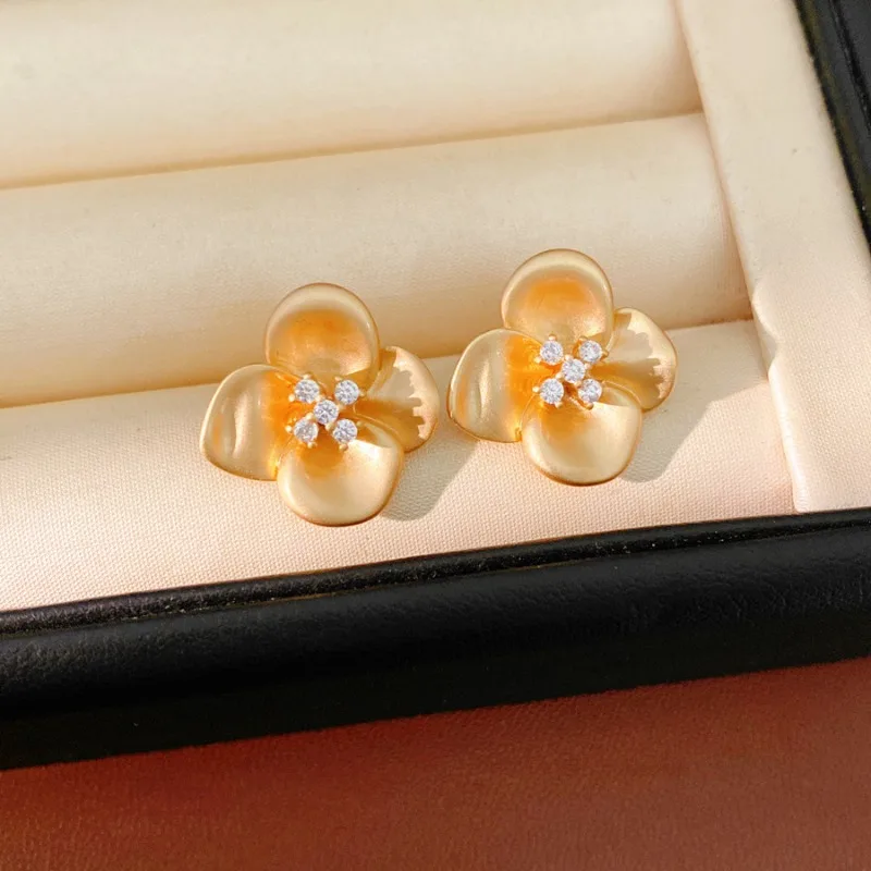Retro Flower Zircon Stud Earrings For Women Fashion Geometry Two-Color Luxury Multi-Layer Texture Delicate Ear Jewelry
Retro Flower Zircon Stud Earrings For Women Fashion Geometry Two-Color Luxury Multi-Layer Texture Delicate Ear Jewelry
