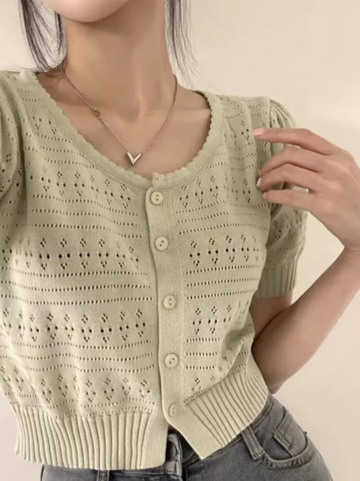 Chic Women's ort Sve Knitted Cardigan Thin Hollow out Design Summer Top Korean Sle Commute Thin ort Length Button up
Chic Women's ort Sve Knitted Cardigan Thin Hollow out Design Summer Top Korean Sle Commute Thin ort Length Button up