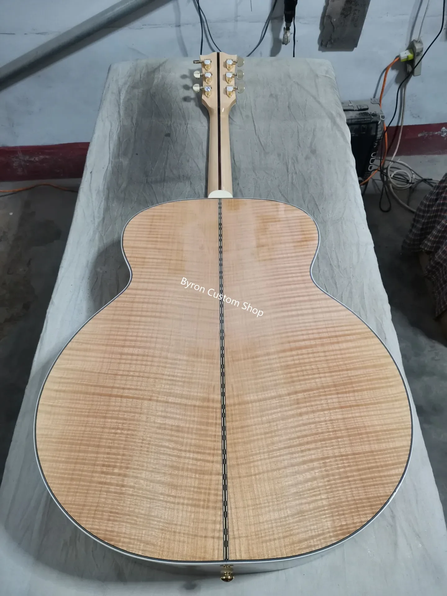 Электрогитара Flame Maple, большой корпус, акустическая гитара из натурального твердого тела, высокое качество, бесплатная доставка, 43 дюйма
Электрогитара Flame Maple, большой корпус, акустическая гитара из натурального твердого тела, высокое качество, бесплатная доставка, 43 дюйма