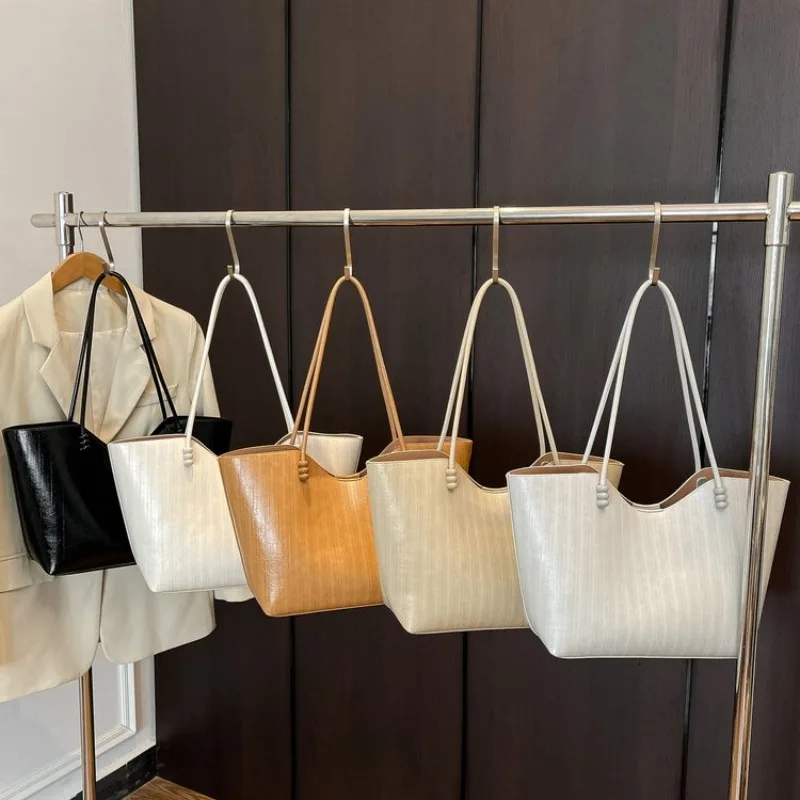 Elegant Luxury Designer Diaper Bag For Women Vintage Minimalist Leather Large Capacity Stylish Fashion Shoulder Bag
Elegant Luxury Designer Diaper Bag For Women Vintage Minimalist Leather Large Capacity Stylish Fashion Shoulder Bag