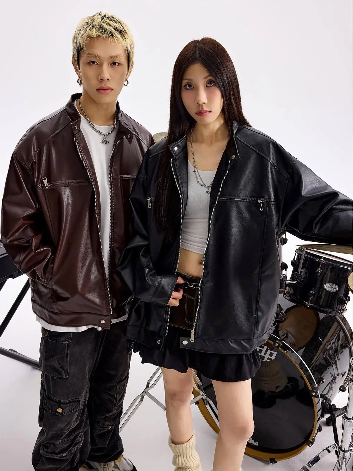 Мотокуртка в стиле ретро, из искусственной кожи, свободного кроя, на молнии, для мужчин и женщин, весна-осень, модная брендовая верхняя одежда
Мотокуртка в стиле ретро, из искусственной кожи, свободного кроя, на молнии, для мужчин и женщин, весна-осень, модная брендовая верхняя одежда