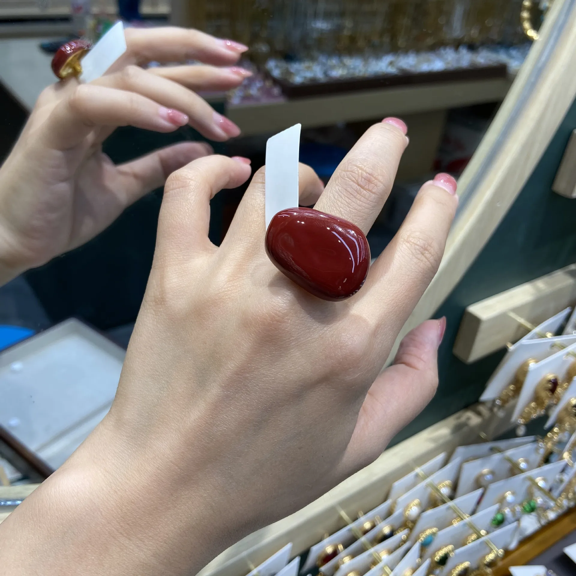 Винтажные красные эмалированные кольца Love Bean/Acacia Bean для женщин и девочек, простое кольцо с большой геометрией на указательный палец, вечерние ювелирные изделия, подарок
Винтажные красные эмалированные кольца Love Bean/Acacia Bean для женщин и девочек, простое кольцо с большой геометрией на указательный палец, вечерние ювелирные изделия, подарок