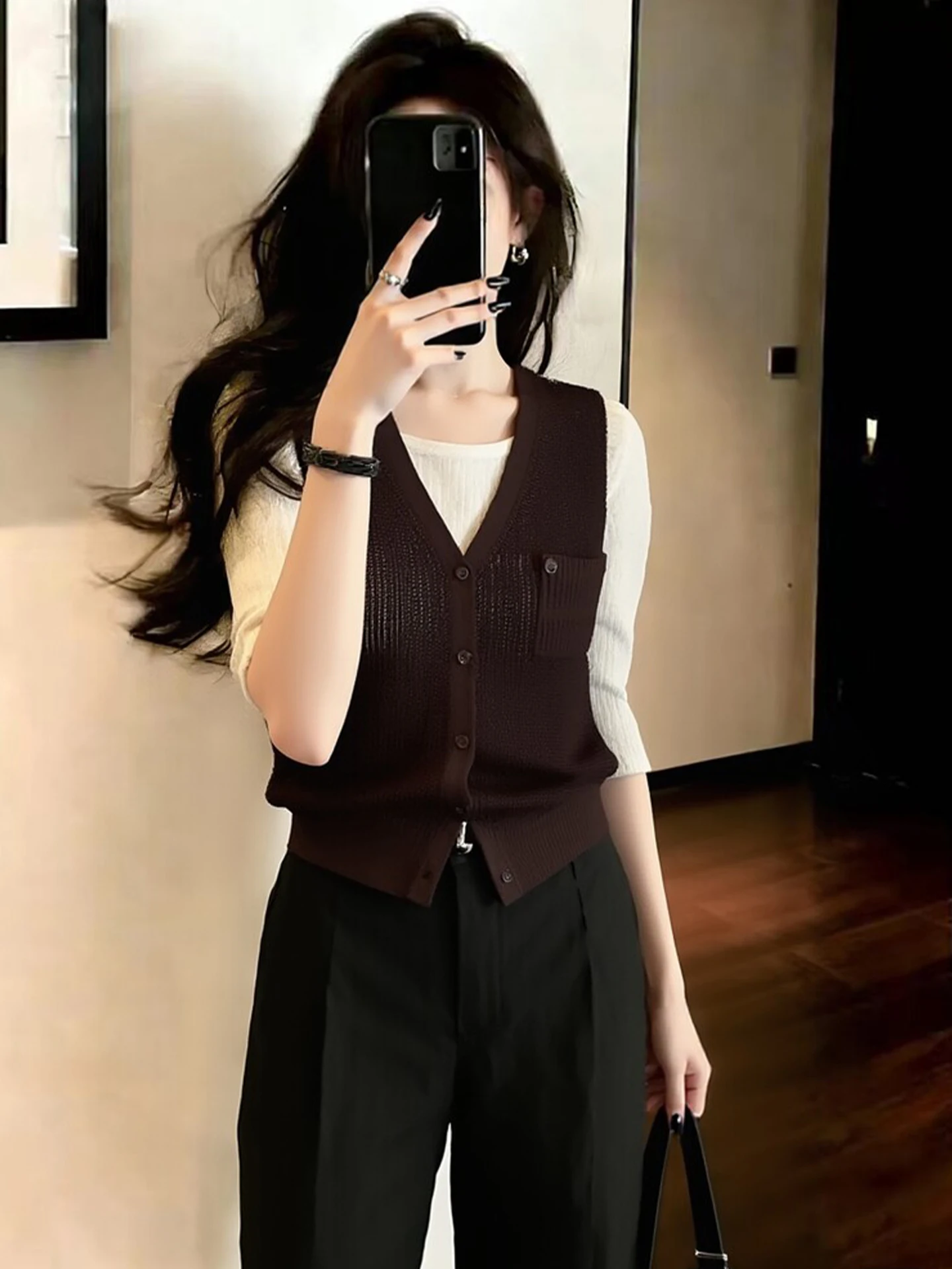 Elegant V-Neck Knitted Slim Fit Sleeveless Vest Fashionable Minimalist Top Comfortable Versatile Spring Outerwear for Women
Elegant V-Neck Knitted Slim Fit Sleeveless Vest Fashionable Minimalist Top Comfortable Versatile Spring Outerwear for Women