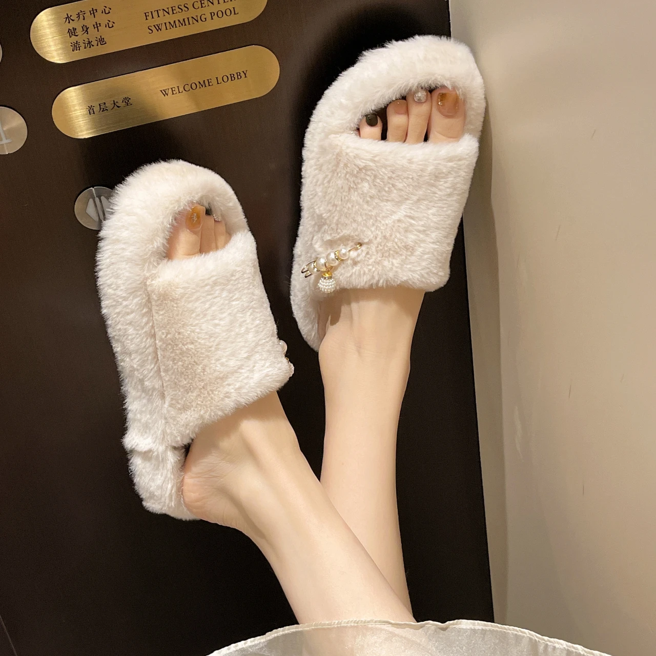 Women's slippers Outdoor slippers Plush plush chunky pearl upholstered comfortable slippers
Women's slippers Outdoor slippers Plush plush chunky pearl upholstered comfortable slippers
