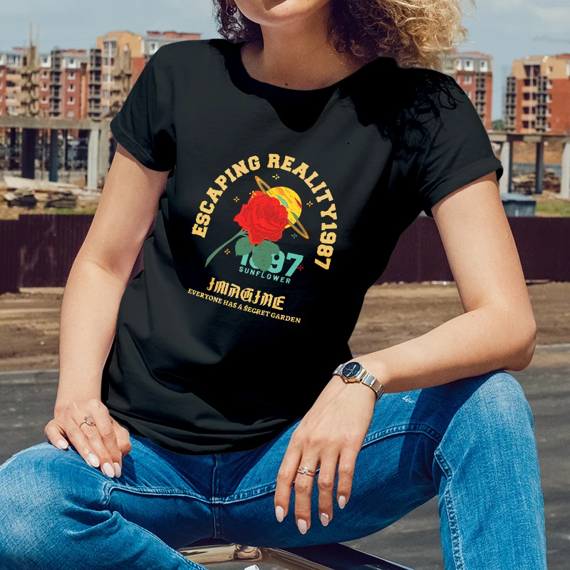 Летняя женская хлопковая футболка с короткими рукавами, тема RoseSpacePrintforOutdoorSummer RetreatsYoungWomenwith a Retro Futuristic Style
Летняя женская хлопковая футболка с короткими рукавами, тема RoseSpacePrintforOutdoorSummer RetreatsYoungWomenwith a Retro Futuristic Style
