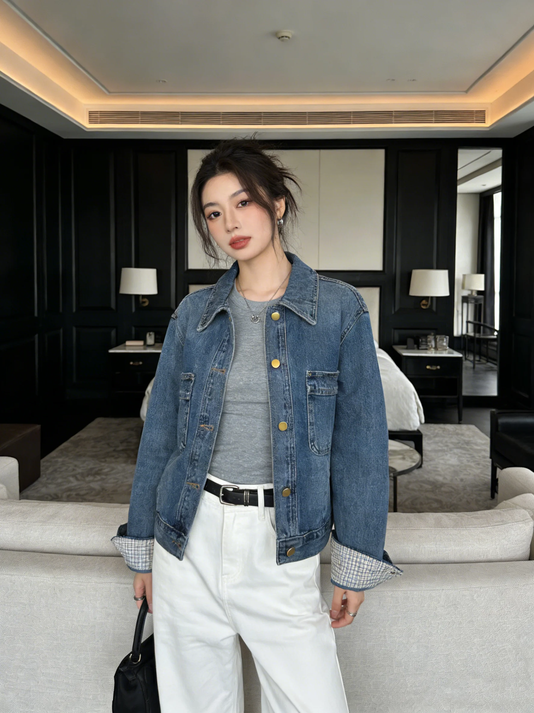 Женская джинсовая куртка с отложным воротником в стиле ретро, весна 2026, корейская версия, универсальная повседневная модная верхняя одежда
Женская джинсовая куртка с отложным воротником в стиле ретро, весна 2026, корейская версия, универсальная повседневная модная верхняя одежда