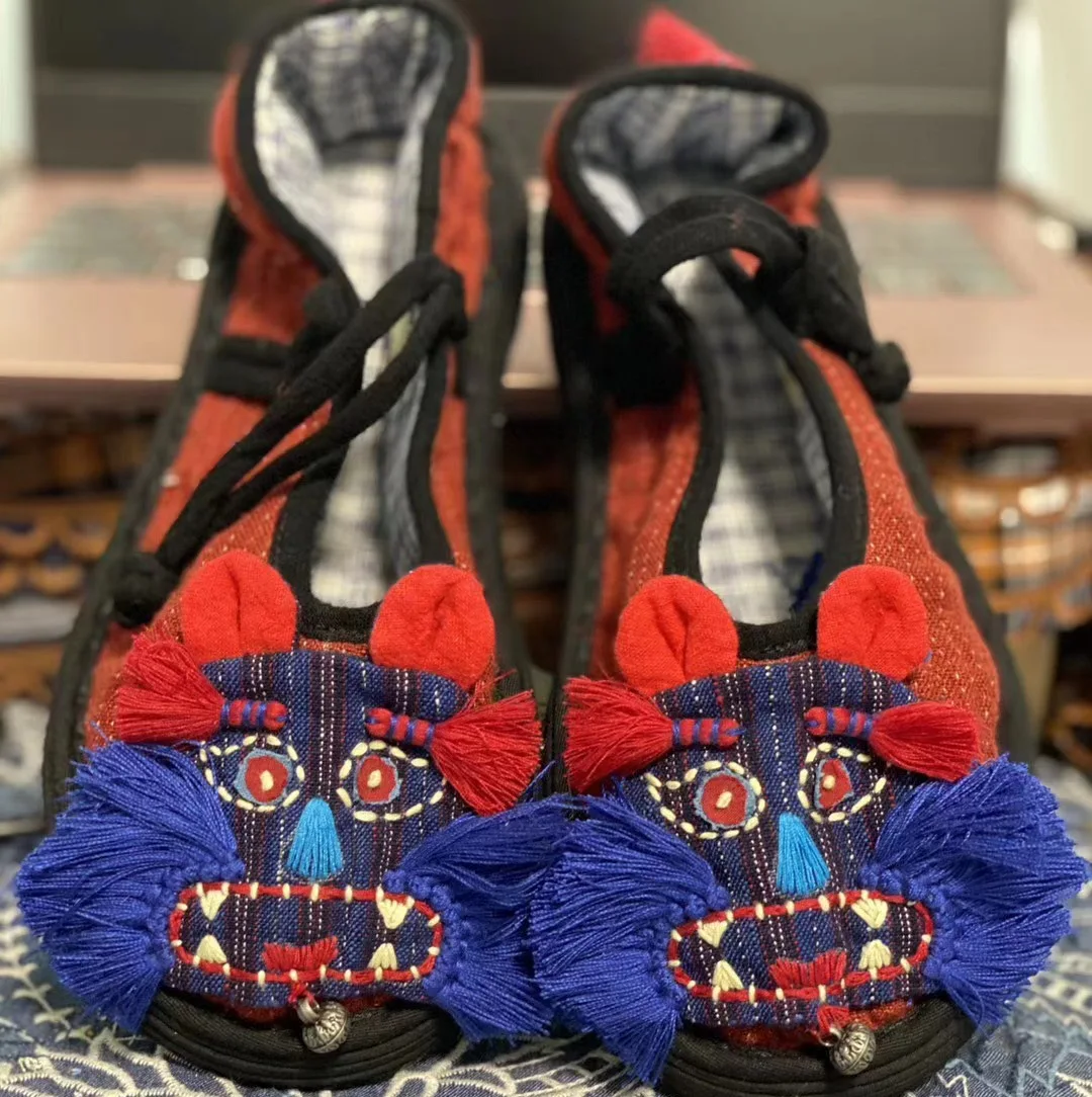 Women Chinese style cloth shoe purely handmade Chinese Melaleuca Bottom hand embroidery Tiger head mascot Cotton linen round toe
Women Chinese style cloth shoe purely handmade Chinese Melaleuca Bottom hand embroidery Tiger head mascot Cotton linen round toe