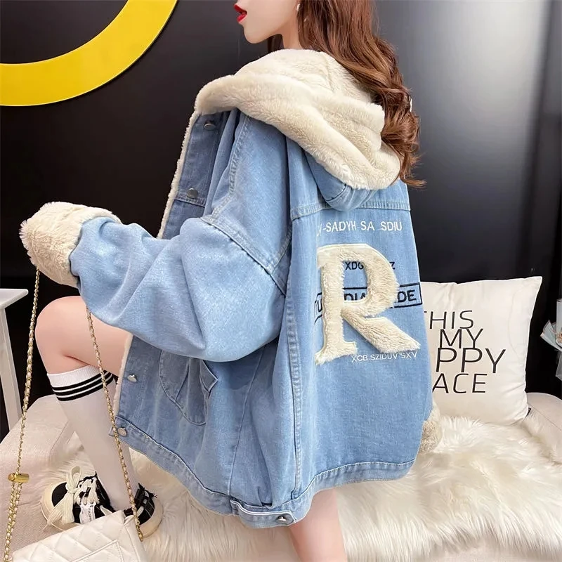 Джинсовая куртка женская новая весенне-осенняя короткая утепленная свободная джинсовая куртка женская с вышивкой универсальная теплая верхняя одежда с капюшоном
Джинсовая куртка женская новая весенне-осенняя короткая утепленная свободная джинсовая куртка женская с вышивкой универсальная теплая верхняя одежда с капюшоном