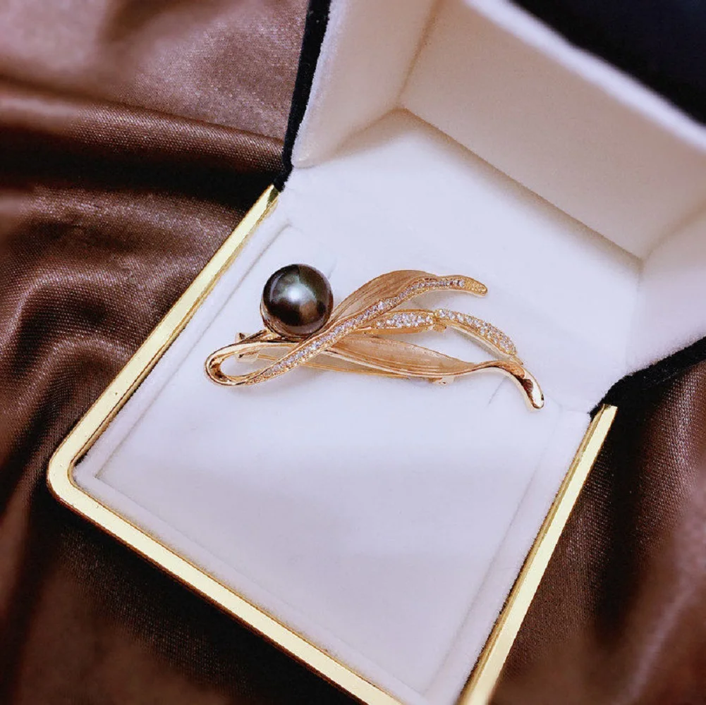 Micro inlaid exquisite leaf style chest finished Acorus calamus brooch AAAA8-9mm
Micro inlaid exquisite leaf style chest finished Acorus calamus brooch AAAA8-9mm