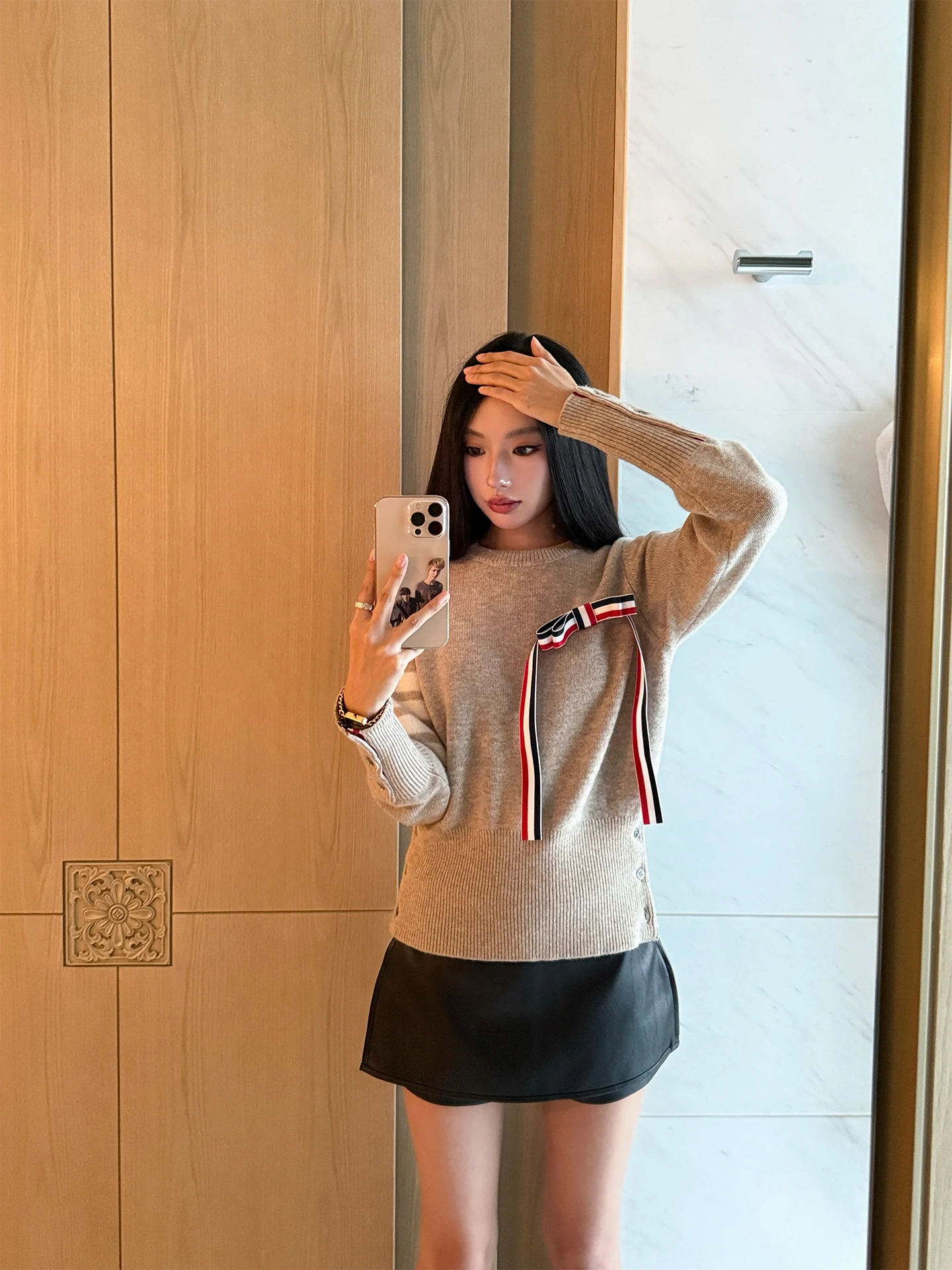Casual Sle Knitted Wool Sweater with Ribbon Knot round Ne Loose Fit Soft Wool 00% Long Sve Spring Faion
Casual Sle Knitted Wool Sweater with Ribbon Knot round Ne Loose Fit Soft Wool 00% Long Sve Spring Faion