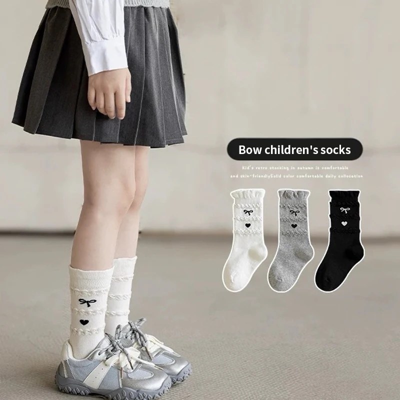 3 pairs of girls' mid-calf socks featuring heart motifs in a minimalist black, white and grey colour palette.
3 pairs of girls' mid-calf socks featuring heart motifs in a minimalist black, white and grey colour palette.