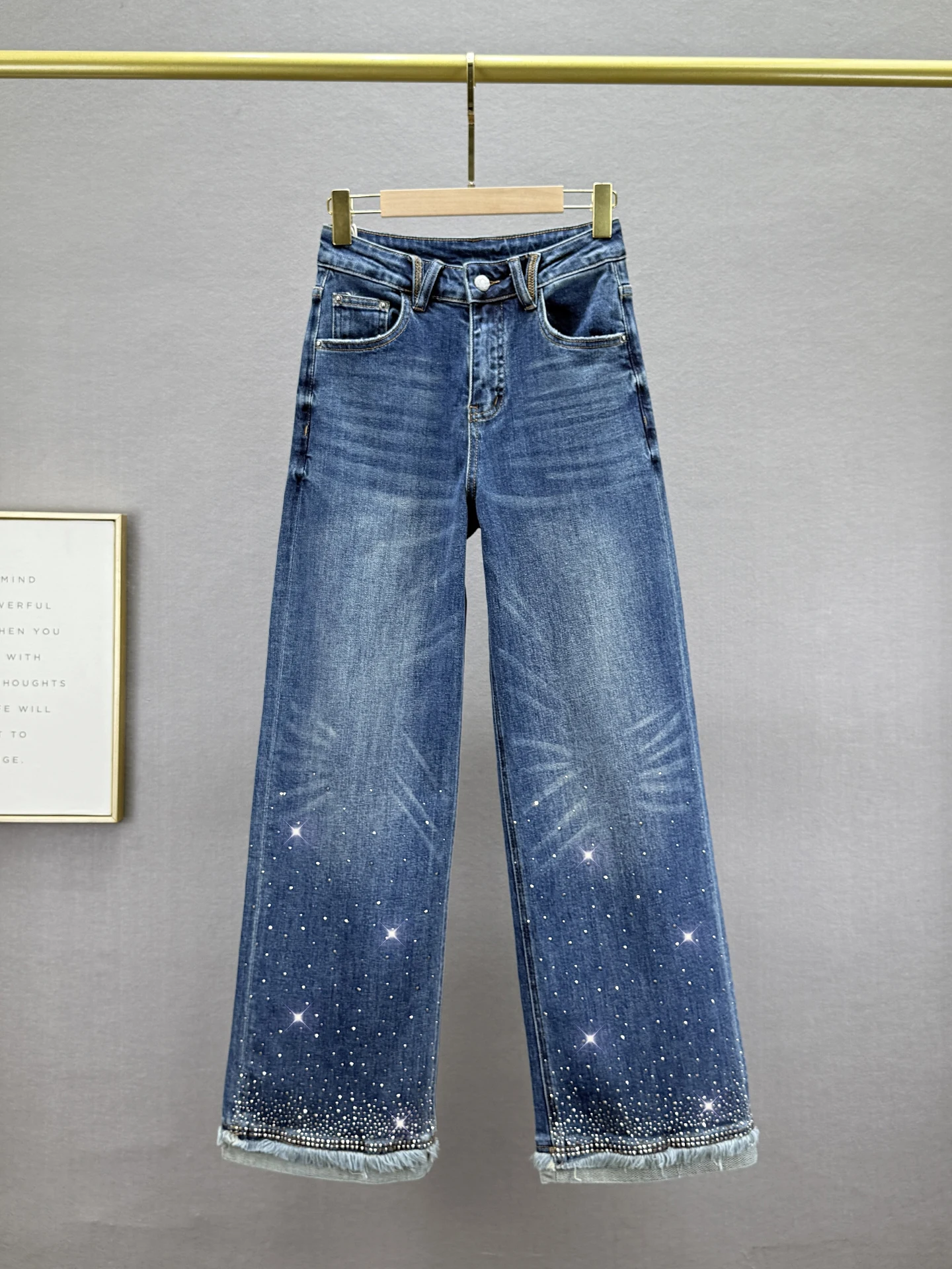 Джинсы с высокой талией и широкими штанинами для женщин, модные, свободного кроя, в европейском стиле, с рваным краем, украшенные стразами, длинные брюки, осенняя новинка
Джинсы с высокой талией и широкими штанинами для женщин, модные, свободного кроя, в европейском стиле, с рваным краем, украшенные стразами, длинные брюки, осенняя новинка