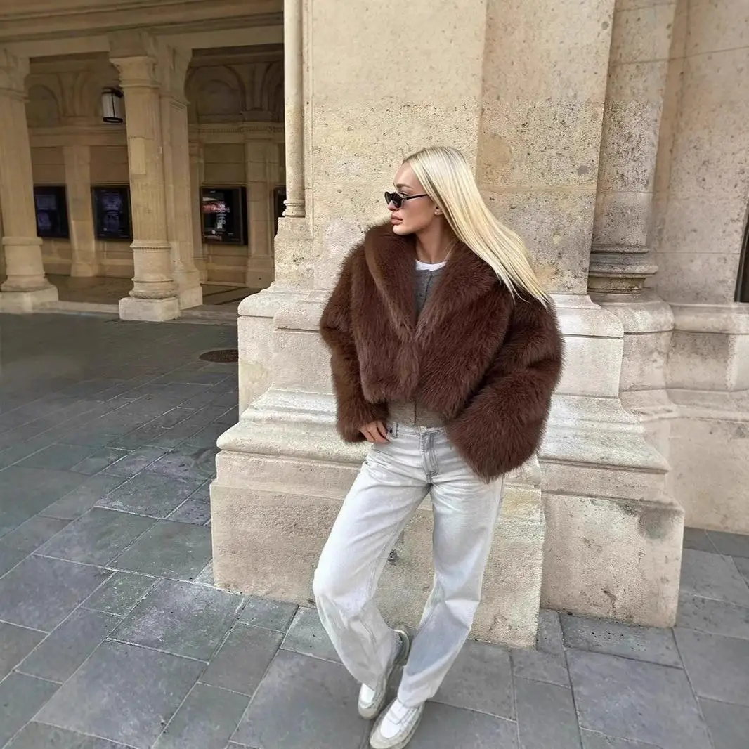 Женская короткая шуба из искусственного меха с открытым воротником, длинными рукавами, теплая зимняя куртка в модном европейском стиле с капюшоном
Женская короткая шуба из искусственного меха с открытым воротником, длинными рукавами, теплая зимняя куртка в модном европейском стиле с капюшоном