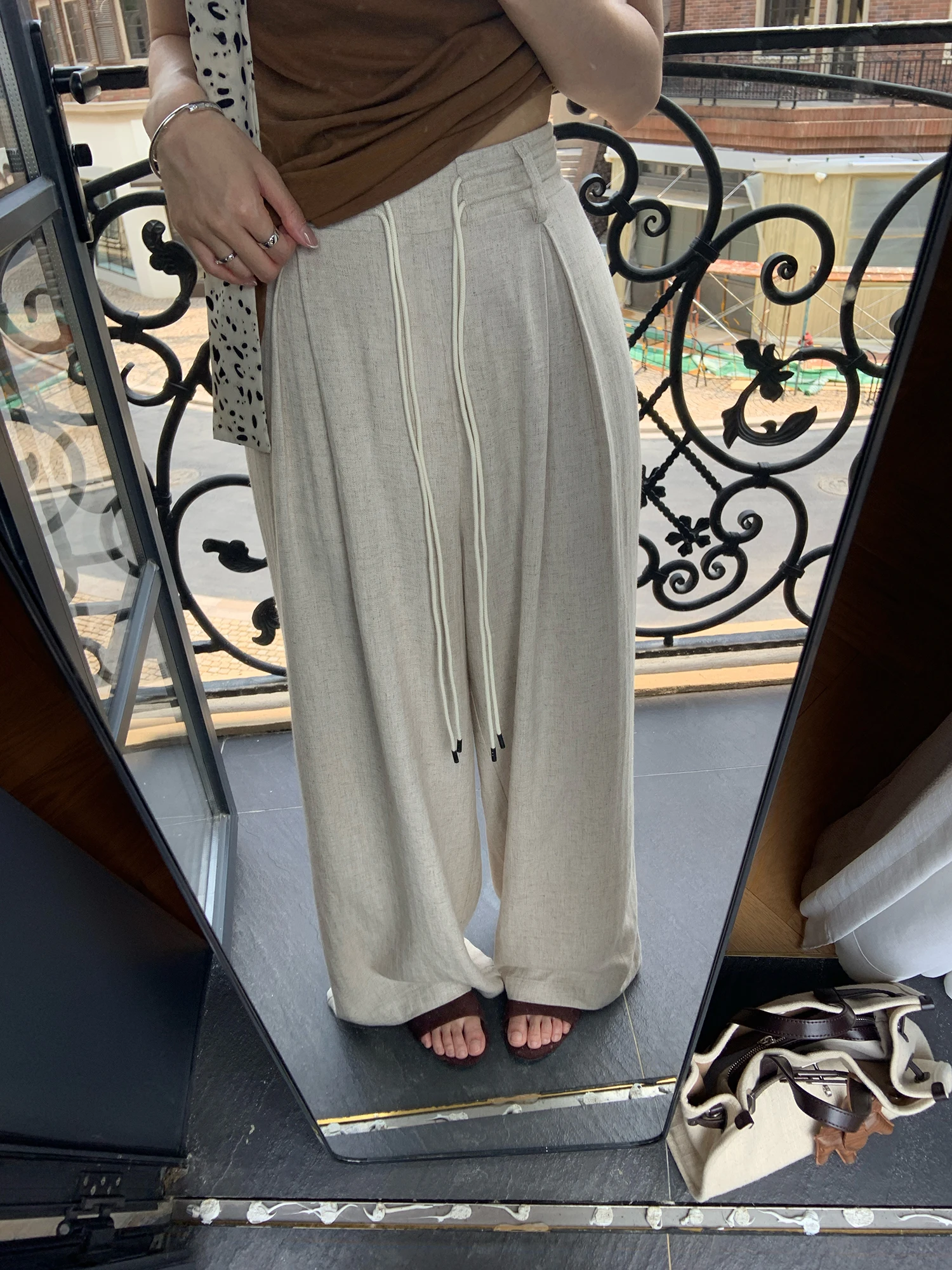 Свободные широкие брюки из льна для женщин, комфортные, с высокой талией, на резинке, повседневные, летние, модные
Свободные широкие брюки из льна для женщин, комфортные, с высокой талией, на резинке, повседневные, летние, модные