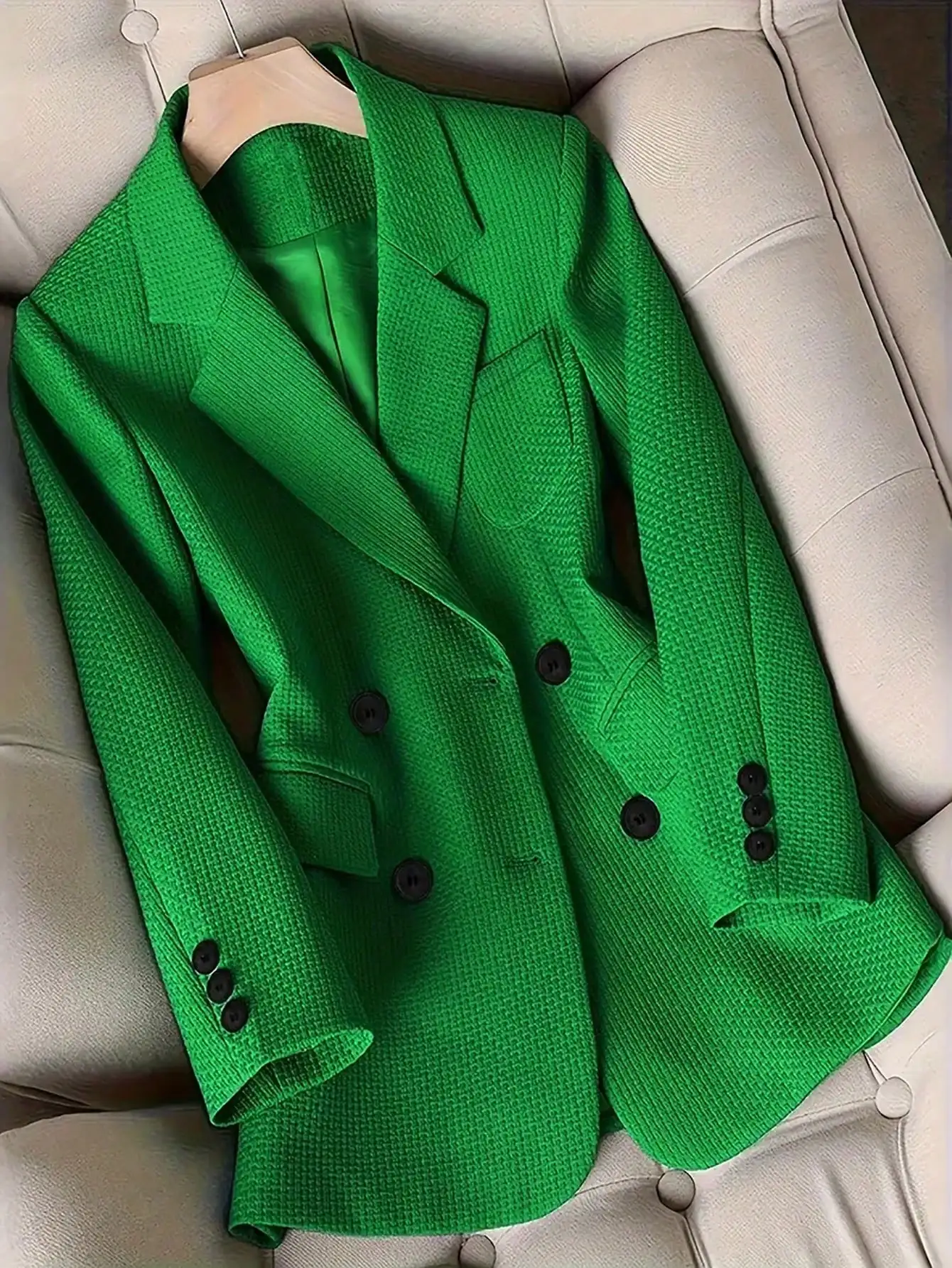 Женский зеленый фактурный двубортный блейзер с карманами для офиса и повседневной носки
Женский зеленый фактурный двубортный блейзер с карманами для офиса и повседневной носки