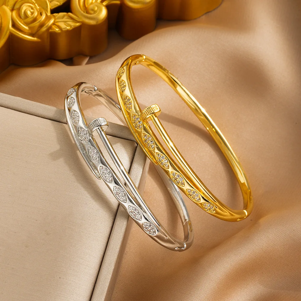 Creative and personalized micro-set zircon bracelet plated with 18K open nails, adjustable
Creative and personalized micro-set zircon bracelet plated with 18K open nails, adjustable