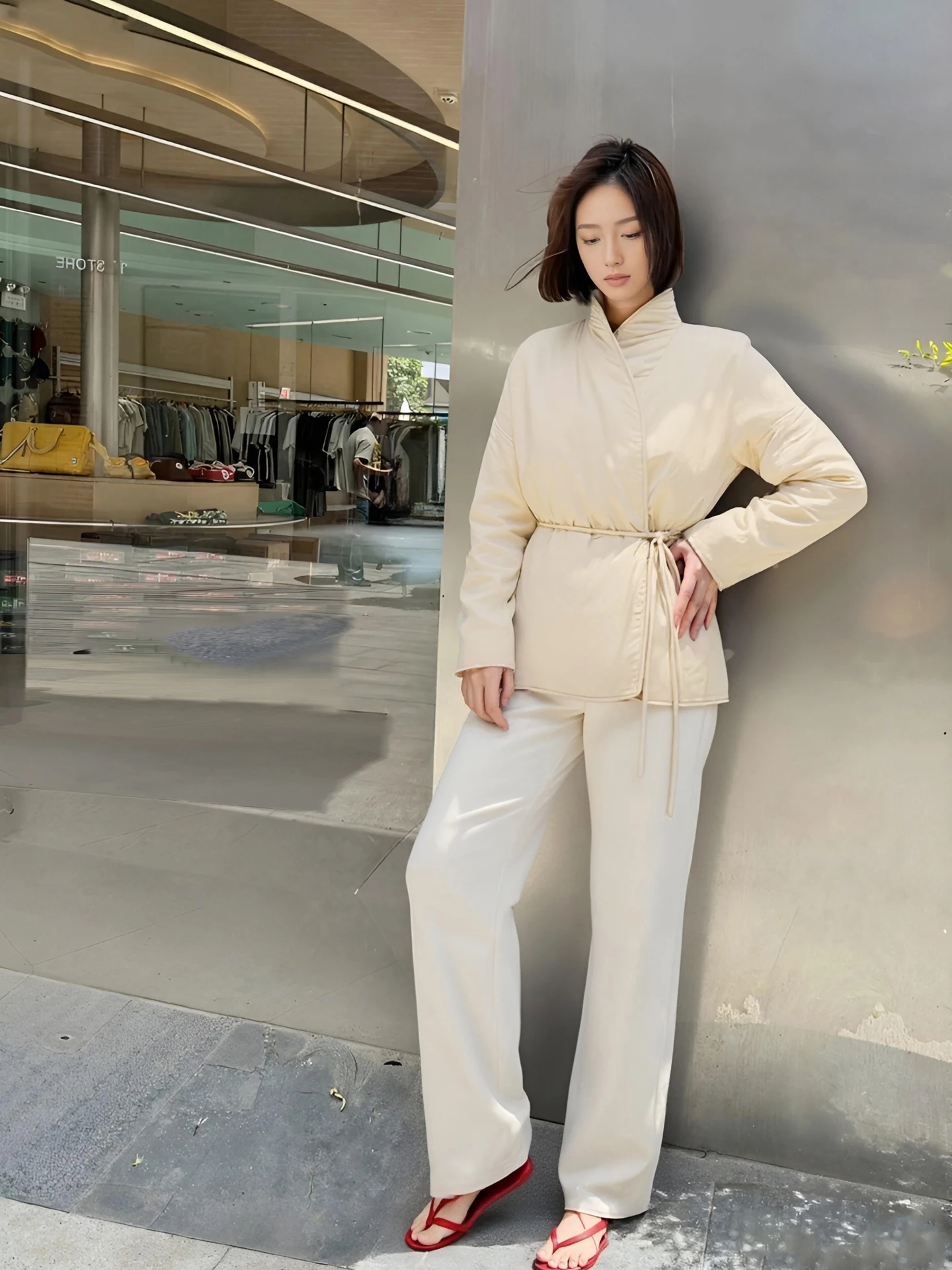 Новая китайская женская модная куртка-пилот из верблюжьего пуха и шелка, укороченная, с круглым вырезом, высококачественное хлопковое пальто, простой свободный крой, длинный рукав.
Новая китайская женская модная куртка-пилот из верблюжьего пуха и шелка, укороченная, с круглым вырезом, высококачественное хлопковое пальто, простой свободный крой, длинный рукав.