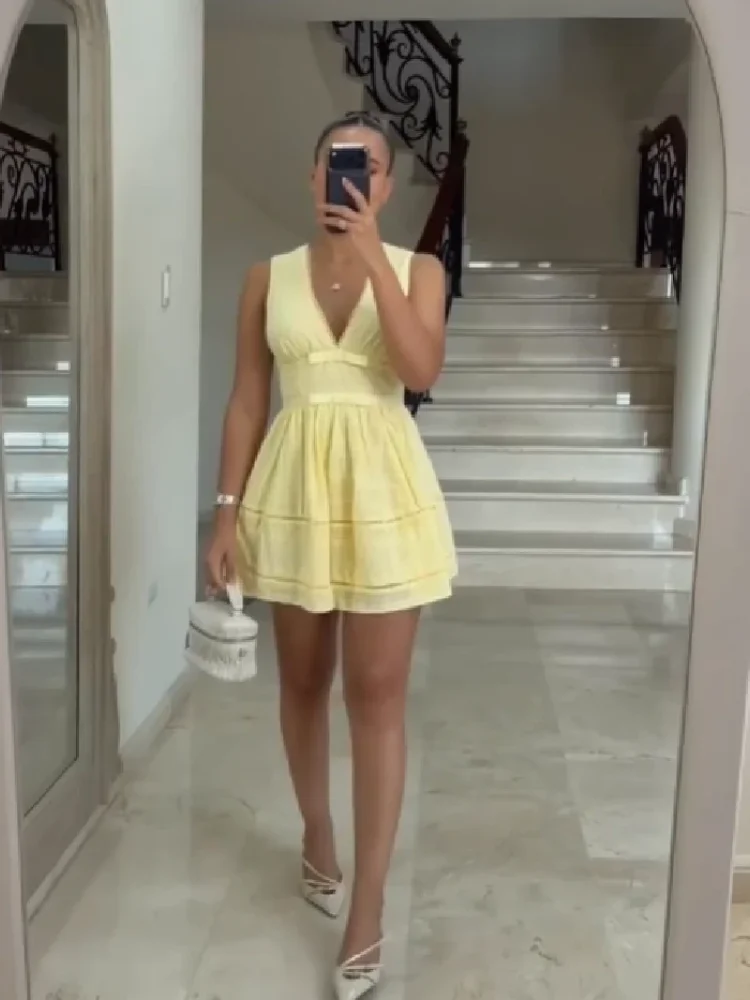Women's Sweet Yellow Eyelet Embroidery Mini Dress Chic V-neck Sleeveless A-line Vestidos 2026 Summer Party New Casual Clothing
Women's Sweet Yellow Eyelet Embroidery Mini Dress Chic V-neck Sleeveless A-line Vestidos 2026 Summer Party New Casual Clothing