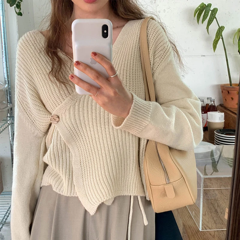 Chic V-ne Knitted Sweater Coat Women's Korean Sle Long Sve Button up Warmth Emitting Fufu Outerwear Autumn Top
Chic V-ne Knitted Sweater Coat Women's Korean Sle Long Sve Button up Warmth Emitting Fufu Outerwear Autumn Top