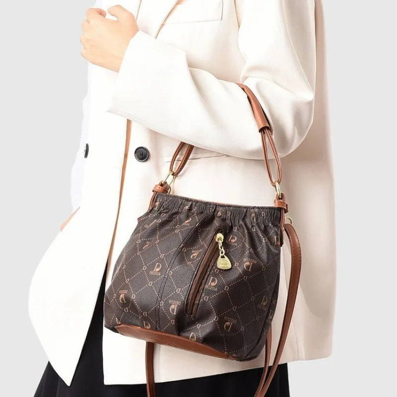 Модная женская сумка из искусственной кожи премиум-класса в стиле Парижа и повседневный повседневный вид
Модная женская сумка из искусственной кожи премиум-класса в стиле Парижа и повседневный повседневный вид 