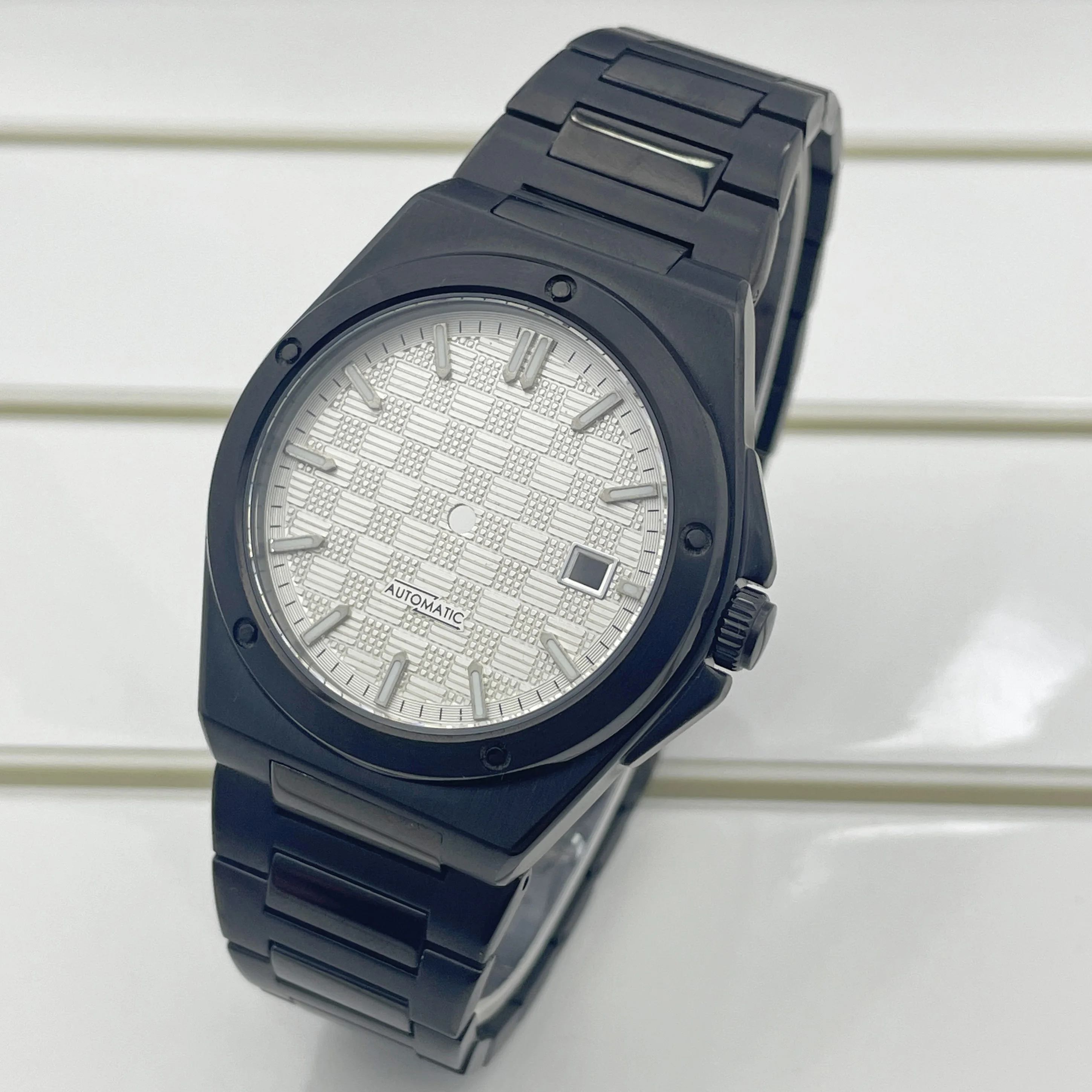 38.5mm black stainless steel case and strap, compatible with 8215 and 1612 movements, repairable and replaceable components are
38.5mm black stainless steel case and strap, compatible with 8215 and 1612 movements, repairable and replaceable components are