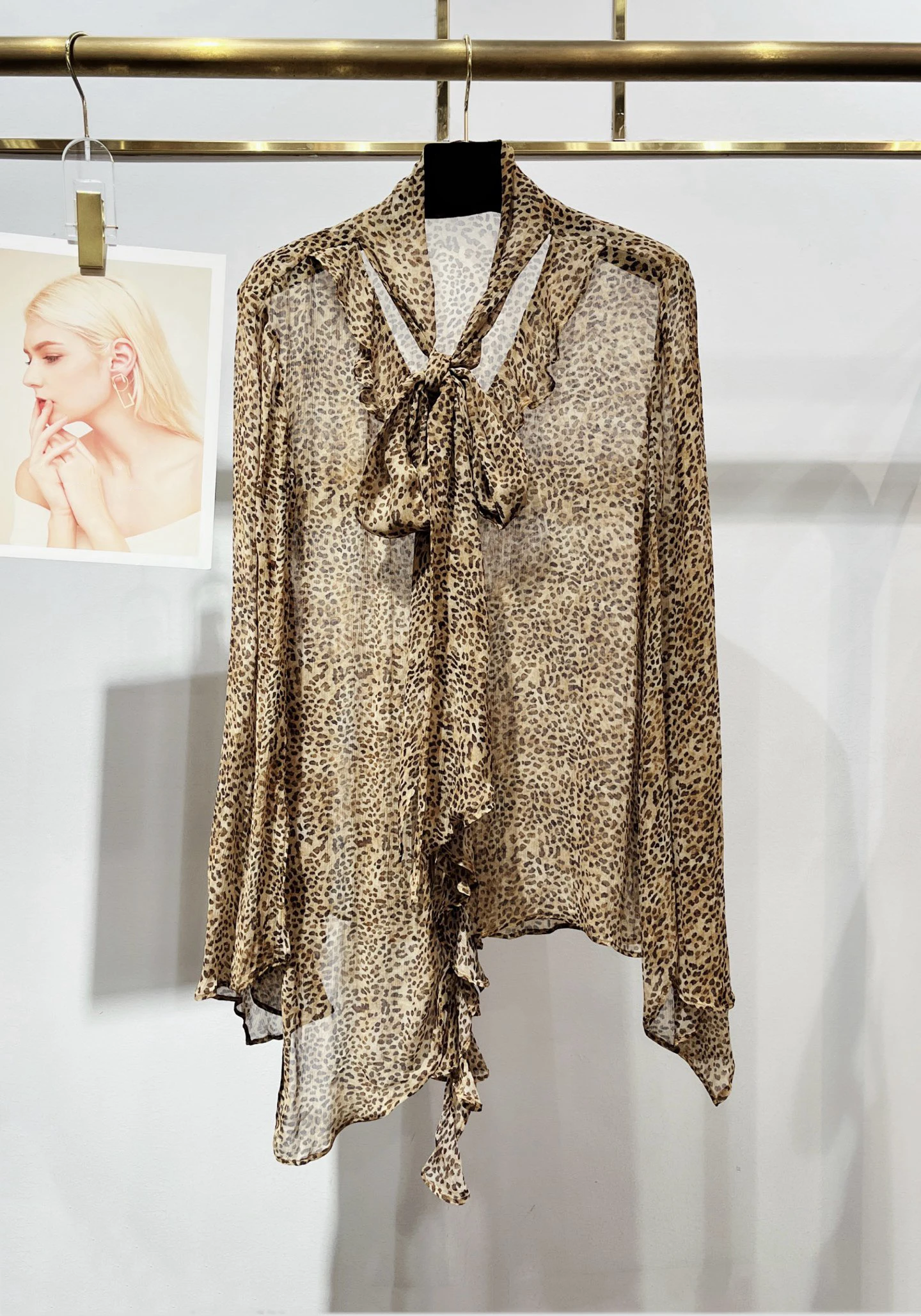 100% Real Silk Women's Leopard Print Chiffon Blouse Long Sleeve Tie Neck Casual Sheer Tops High Quality Elegant Vintage Shirts
100% Real Silk Women's Leopard Print Chiffon Blouse Long Sleeve Tie Neck Casual Sheer Tops High Quality Elegant Vintage Shirts