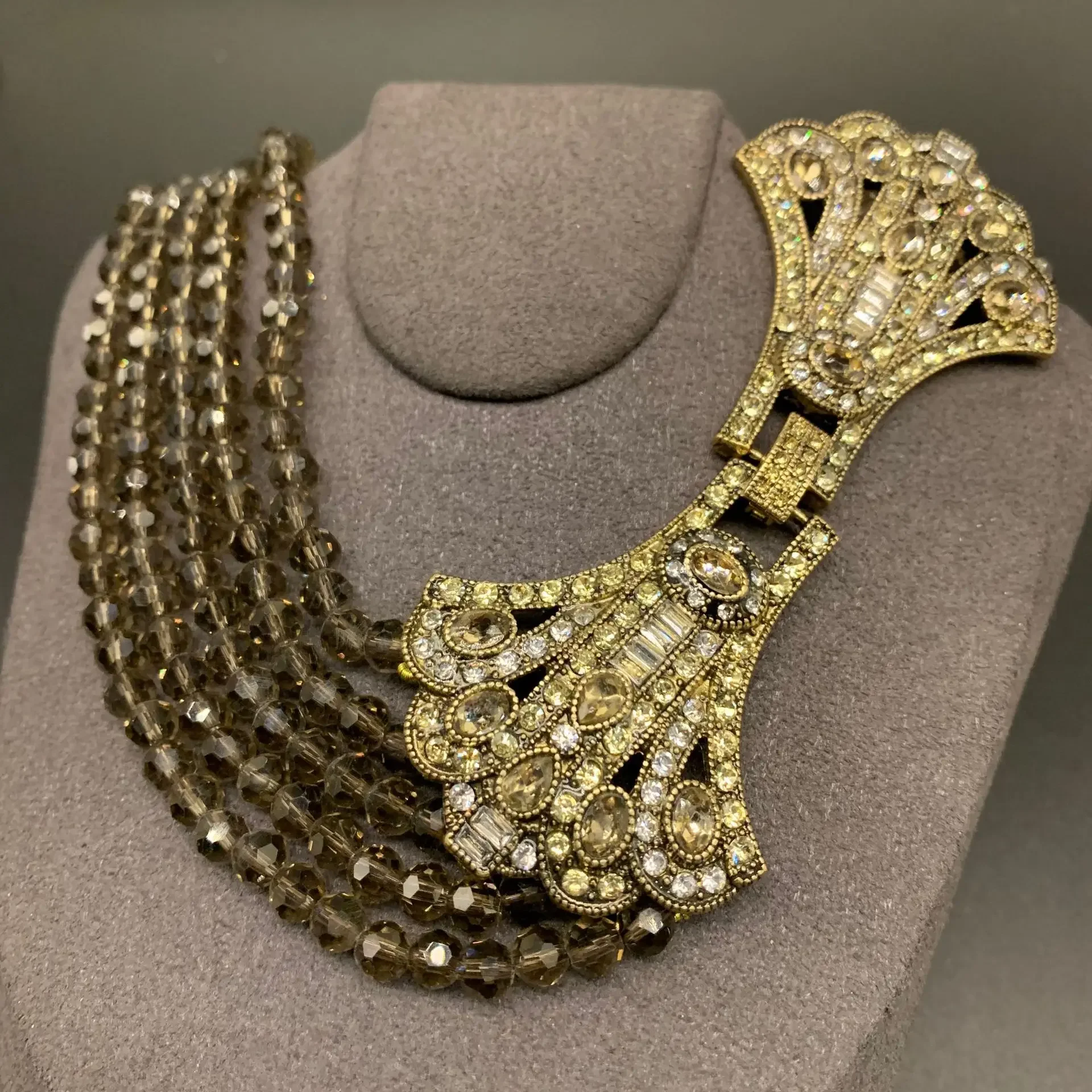 Vintage Luxury Jewelry Necklace for Women Exaggerated Round Bead Bow Design Perfect for Anniversary Mother’s Day Wife Gifts
Vintage Luxury Jewelry Necklace for Women Exaggerated Round Bead Bow Design Perfect for Anniversary Mother’s Day Wife Gifts