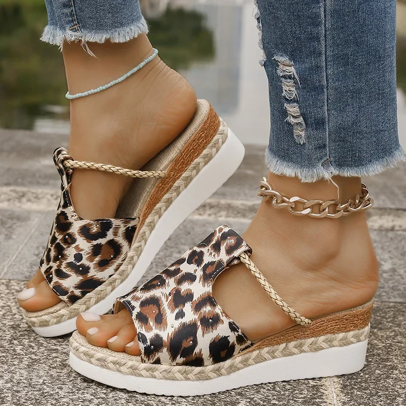 Женские босоножки на танкетке с леопардовым принтом, лето 202, легкие нескользящие тапочки на платформе, женские пляжные сандалии с открытым носком на толстой подошве
Женские босоножки на танкетке с леопардовым принтом, лето 202, легкие нескользящие тапочки на платформе, женские пляжные сандалии с открытым носком на толстой подошве