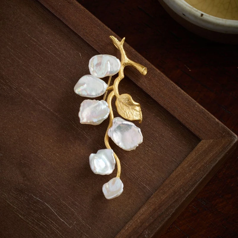 Baroque Pearl Brooch, Unique Irregular Pearl Design, Vintage Leaf Pin with Gold Plated Copper, Nature-Inspired Jewelry
Baroque Pearl Brooch, Unique Irregular Pearl Design, Vintage Leaf Pin with Gold Plated Copper, Nature-Inspired Jewelry