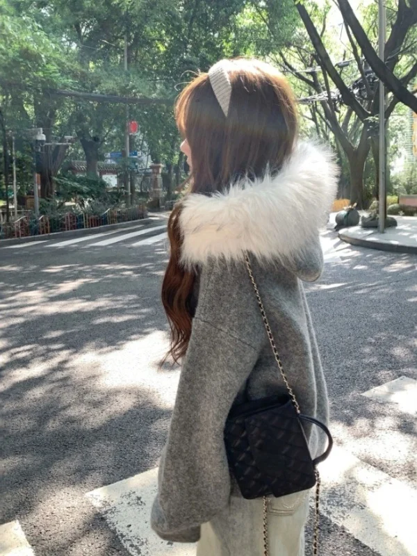 Laid-back Style Hooded Knitted Sweater Fashionable Loose Fit with Fur Collar Spring 2025 Women's Fashion Casual Commute Style
Laid-back Style Hooded Knitted Sweater Fashionable Loose Fit with Fur Collar Spring 2025 Women's Fashion Casual Commute Style
