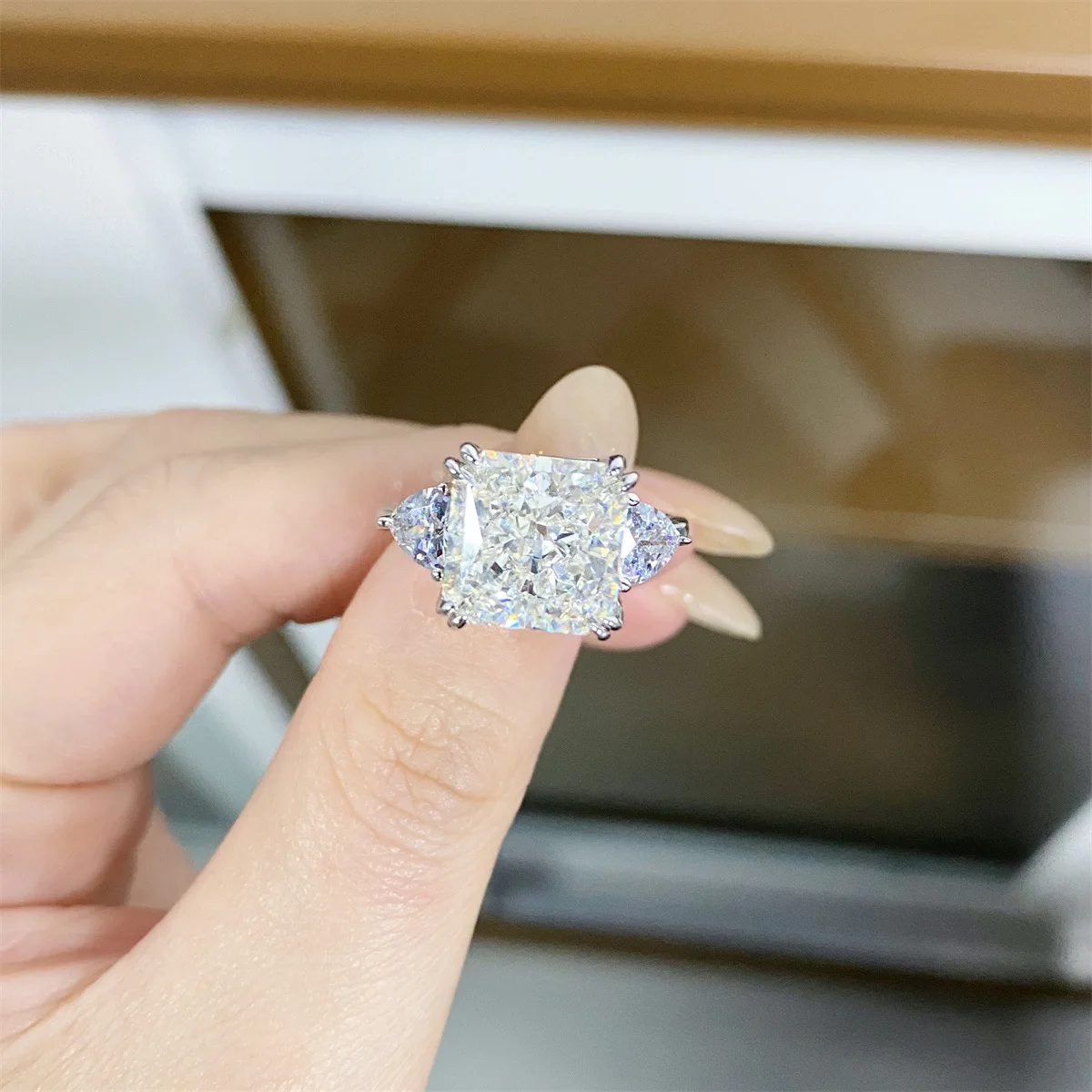 PT950 platinum ring for women, color G, slightly yellowish ice flower cut, four-pronged diamond
PT950 platinum ring for women, color G, slightly yellowish ice flower cut, four-pronged diamond