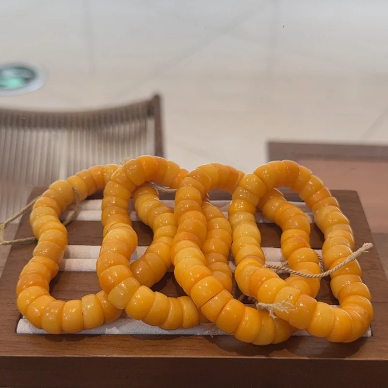 Amber-colored bone bracelet, fashionable and versatile accessory
Amber-colored bone bracelet, fashionable and versatile accessory
