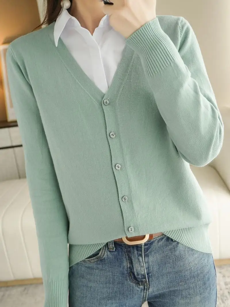 Осенне-зимний вязаный кардиган с V-образным вырезом из шерсти для женщин, свободный крой, большие размеры, повседневная комфортная мягкая верхняя одежда
Осенне-зимний вязаный кардиган с V-образным вырезом из шерсти для женщин, свободный крой, большие размеры, повседневная комфортная мягкая верхняя одежда