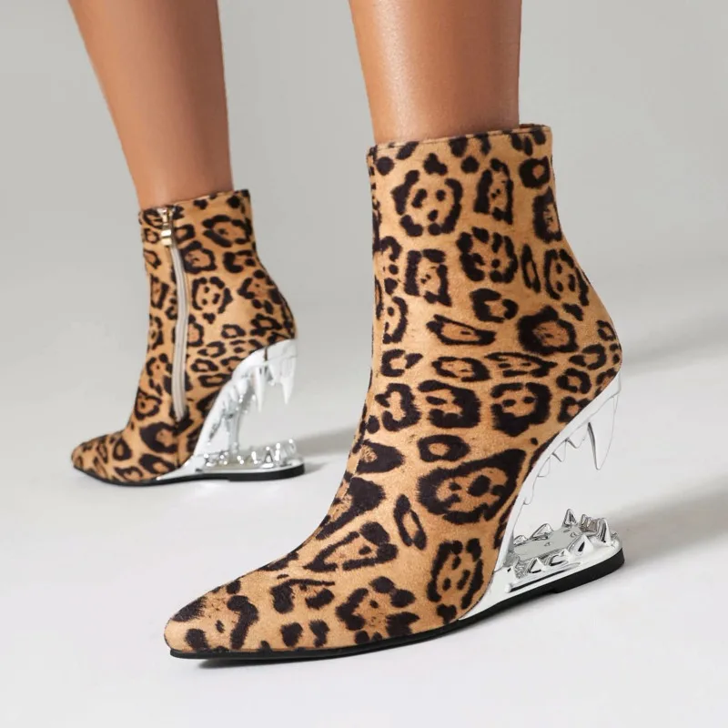 Women's Leopard Print Ankle Boots Unique Fang Shaped Heel Pointed Toe Side Zipper Fashion Runway Shoes 2026 New Botas Para Mujer
Women's Leopard Print Ankle Boots Unique Fang Shaped Heel Pointed Toe Side Zipper Fashion Runway Shoes 2026 New Botas Para Mujer