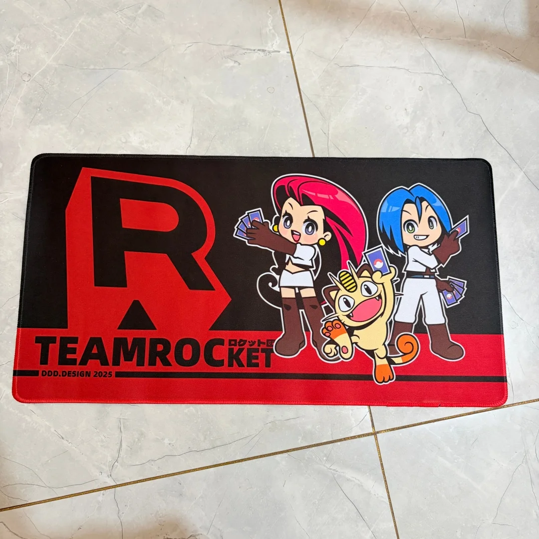 Diy 580x300mm PTCG Team Rocket Themed Single Player Battle Playmat Jessie James Meowth Rubber Board Game Card Mat Mouse Pad Toys
Diy 580x300mm PTCG Team Rocket Themed Single Player Battle Playmat Jessie James Meowth Rubber Board Game Card Mat Mouse Pad Toys