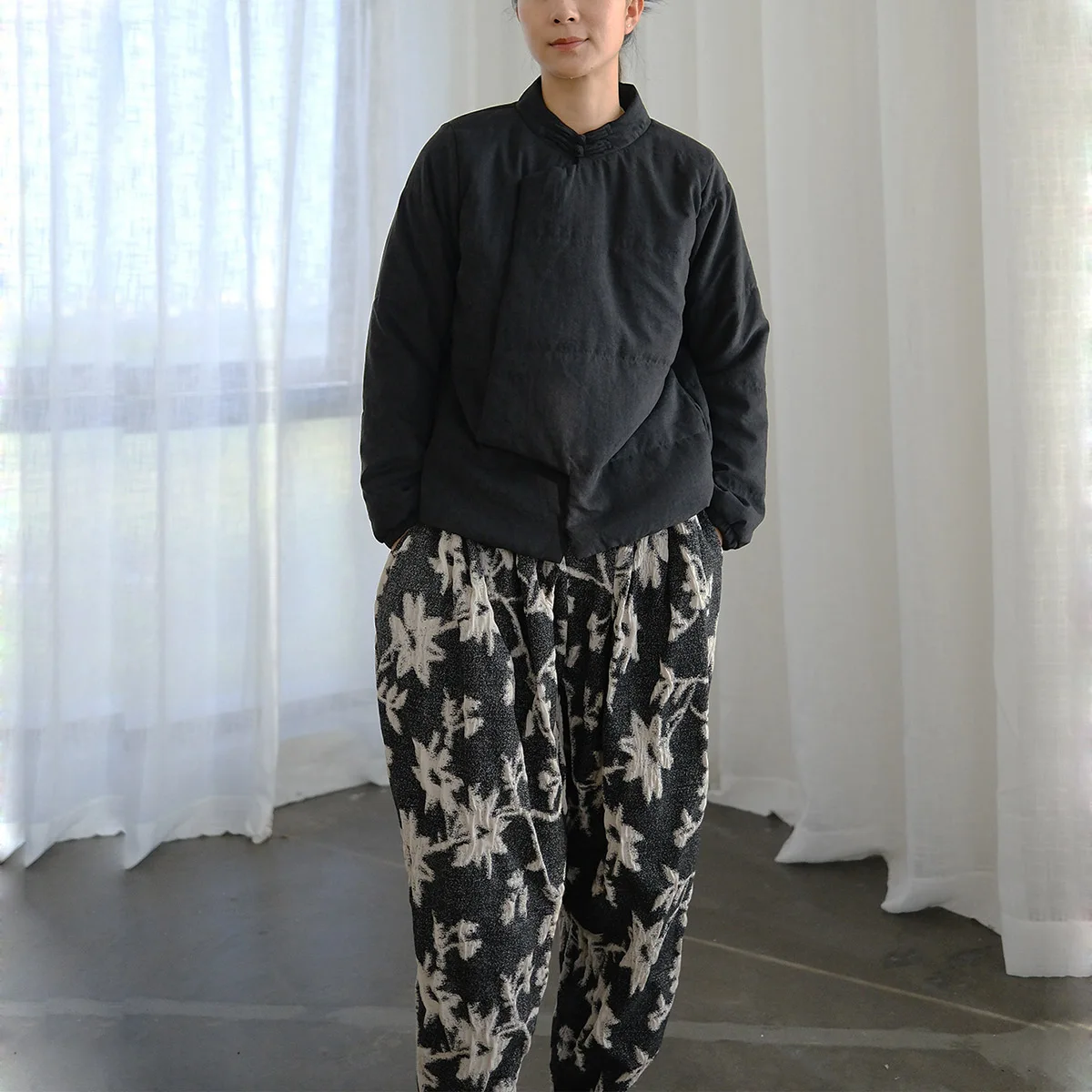 Женская медная стеганая куртка в китайском стиле в стиле ретро, воротник-кокон с воротником-стойкой, тонкое стеганое короткое пальто, верхняя одежда, осень 
Женская медная стеганая куртка в китайском стиле в стиле ретро, воротник-кокон с воротником-стойкой, тонкое стеганое короткое пальто, верхняя одежда, осень