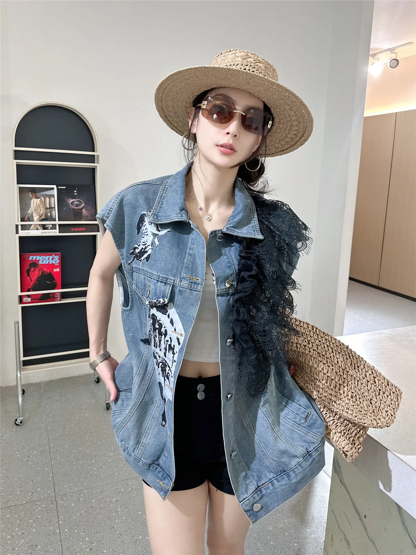 Women Denim Vest Sleeveless Jacket Trendy Stylish High-End Design Casual Outerwear New Fashion Ladies Chic Denim Waistcoat Top
Women Denim Vest Sleeveless Jacket Trendy Stylish High-End Design Casual Outerwear New Fashion Ladies Chic Denim Waistcoat Top