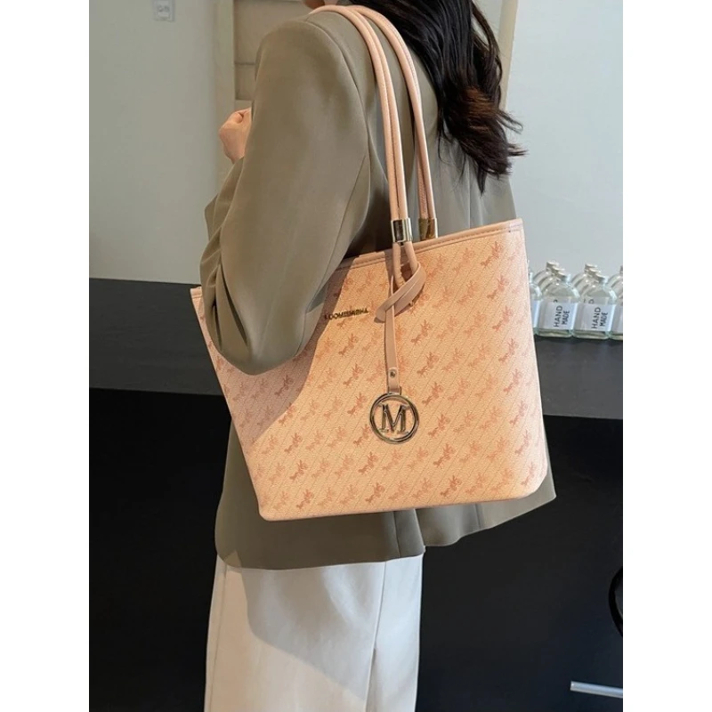 Tote Bag For Women 2025 New Large Capacity Commuting Bag, Versatile Autumn And Winter Fashion Shoulder Bag, High-end Sense Bag
Tote Bag For Women 2025 New Large Capacity Commuting Bag, Versatile Autumn And Winter Fashion Shoulder Bag, High-end Sense Bag