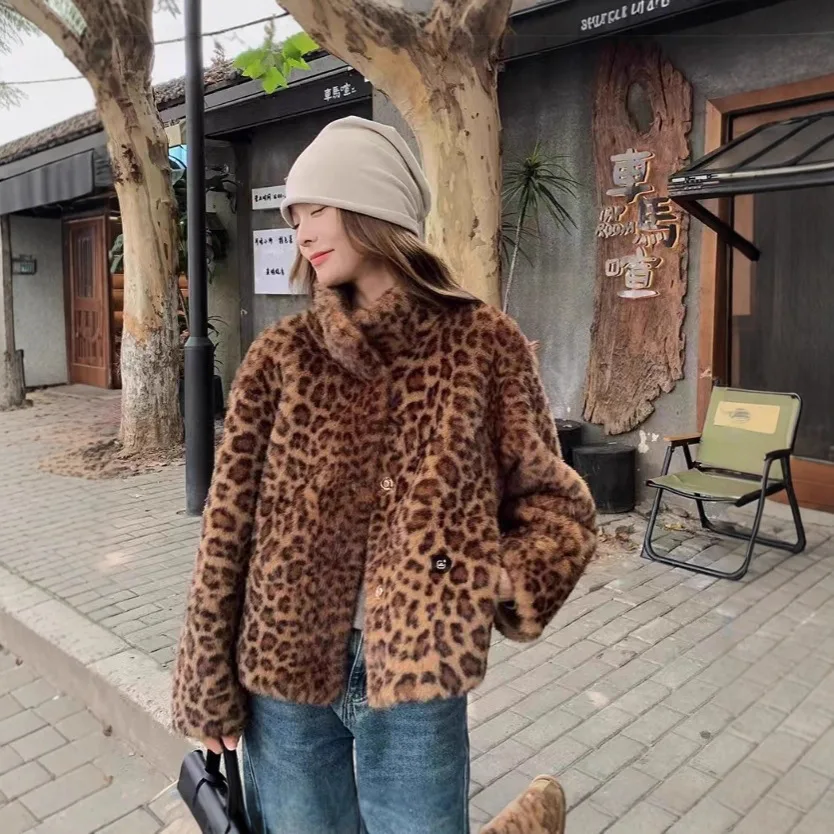 Patchwork Short Faux Fur Jacket Stand Loose Plush Coat Long Sleeve Leisure Furry Jackets Winter New Warm Brown Fluffy Outerwears
Patchwork Short Faux Fur Jacket Stand Loose Plush Coat Long Sleeve Leisure Furry Jackets Winter New Warm Brown Fluffy Outerwears