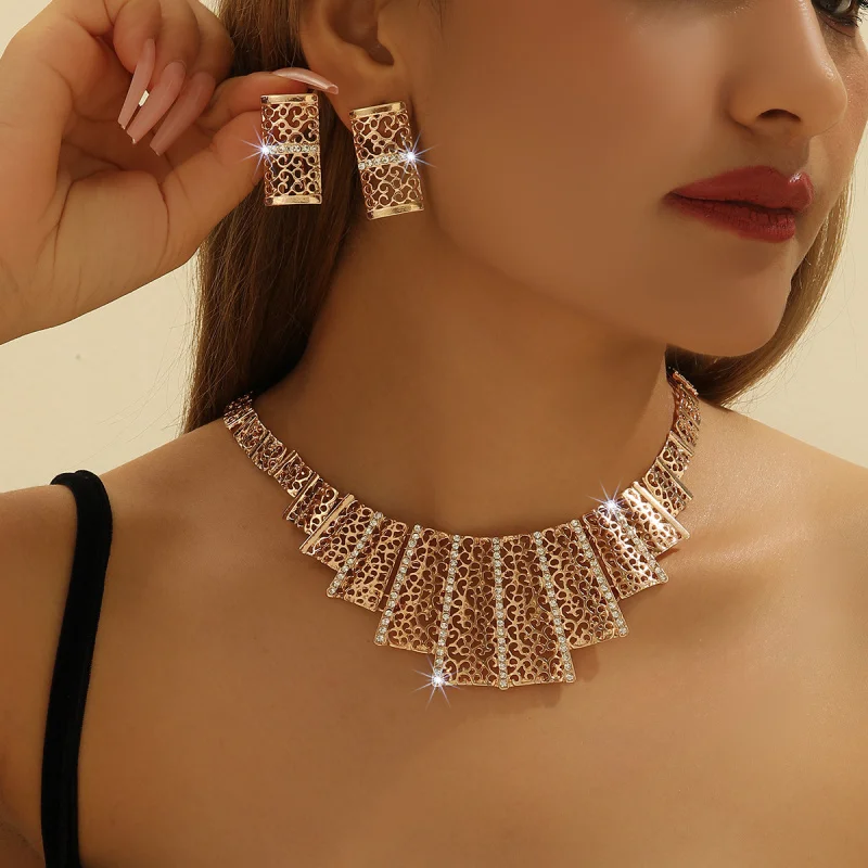 Gold Zinc Alloy Inlaid White Rhinestone Hollow Necklace and Earring Set for Women Jewelry
Gold Zinc Alloy Inlaid White Rhinestone Hollow Necklace and Earring Set for Women Jewelry
