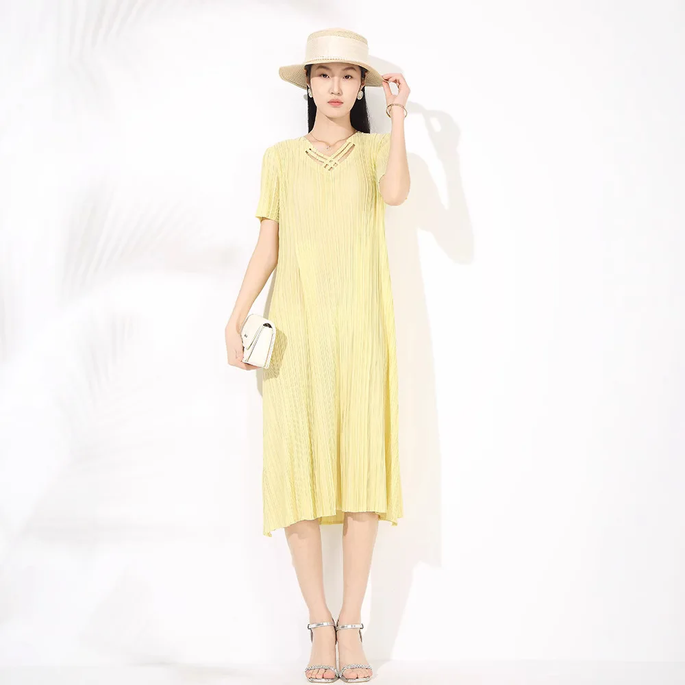 Miyakaya Style Pleated Dress for Women 2025 New High-end Casual, Fashionable, Elegant and Loose Design High-end V-neck Dress
Miyakaya Style Pleated Dress for Women 2025 New High-end Casual, Fashionable, Elegant and Loose Design High-end V-neck Dress
