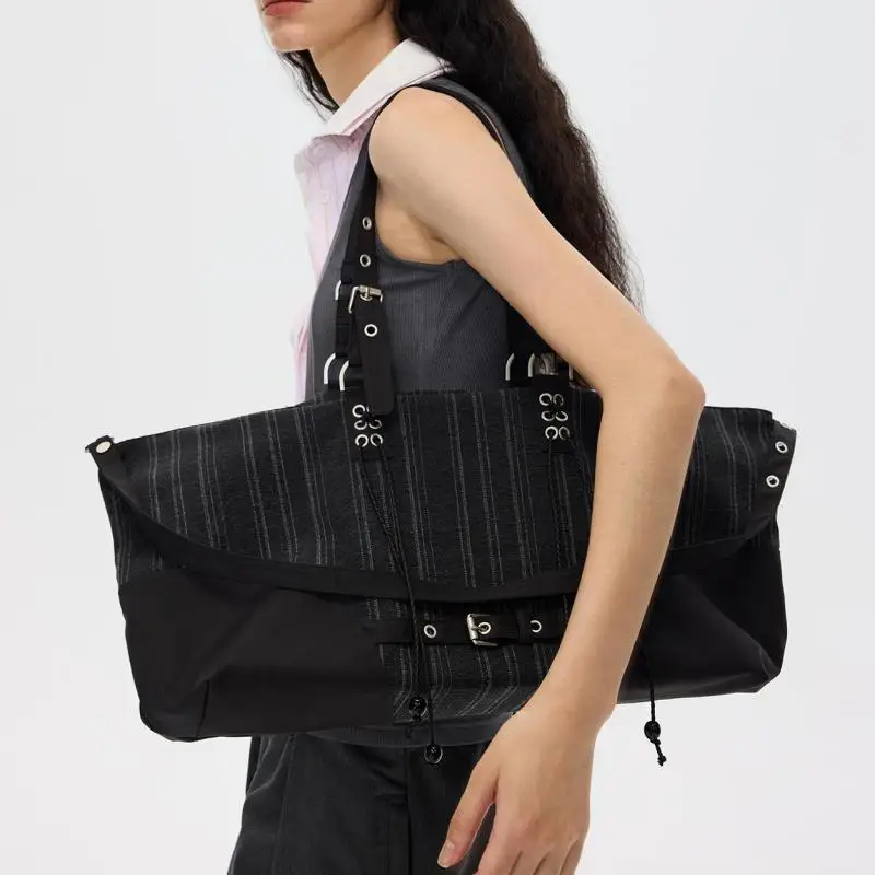 European / American Fashion Super Large Capacity Single Shoulder Women Bag Personalized High-end Motorcycle Style Travel Handbag
European / American Fashion Super Large Capacity Single Shoulder Women Bag Personalized High-end Motorcycle Style Travel Handbag