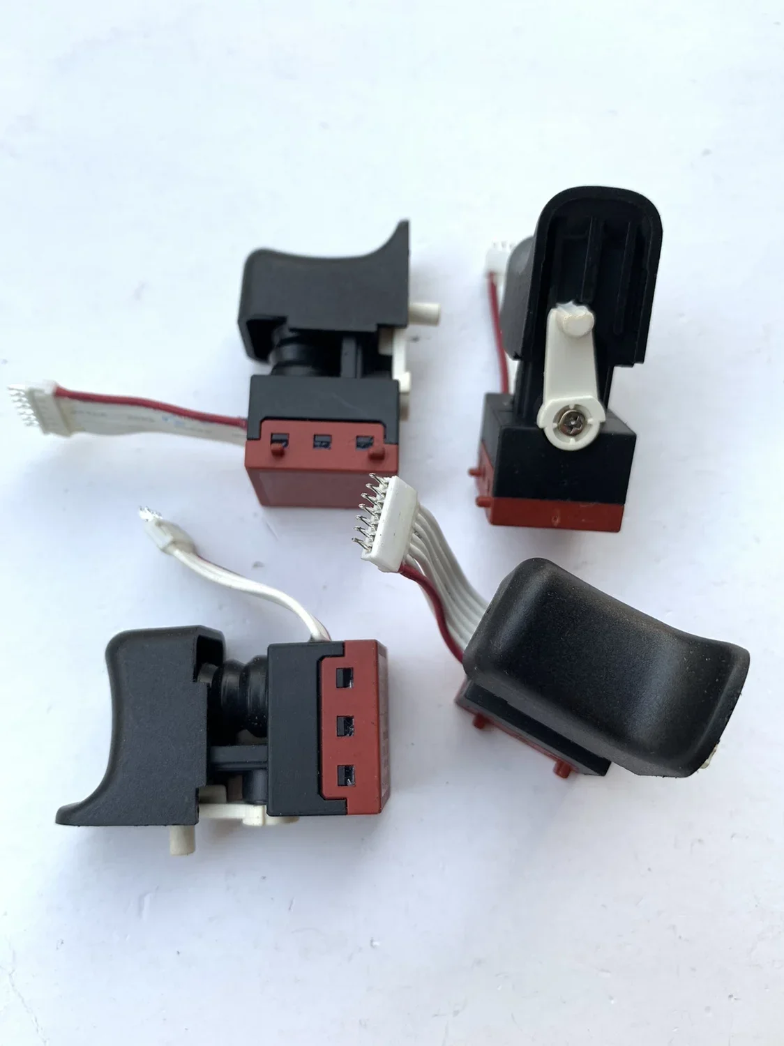 Бесщеточный переключатель ручной дрели JIABEN, 2 шт. DRK-1100K 760586020 0.1A36VDC
Бесщеточный переключатель ручной дрели JIABEN, 2 шт. DRK-1100K 760586020 0.1A36VDC