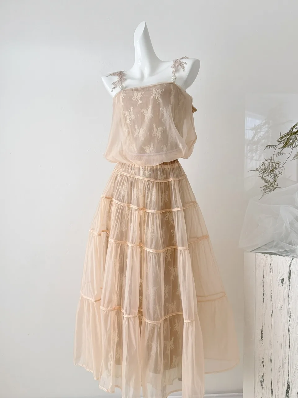 Elegant Lace Halter Top And Double Layer Skirt Set Summer Fashion Two-Piece Women's Outfit Lace Design Casual Wear
Elegant Lace Halter Top And Double Layer Skirt Set Summer Fashion Two-Piece Women's Outfit Lace Design Casual Wear